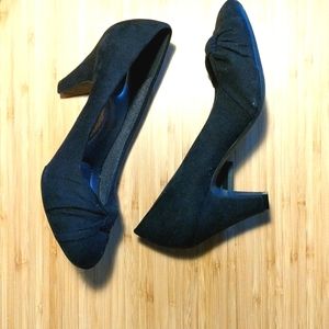 Abella comfortable, black suede work heels